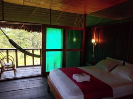 Quarto solteiro standard, sacada, vista para o rio | Escrivaninha