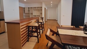 Una cocina moderna con armarios de madera y una isla central.
