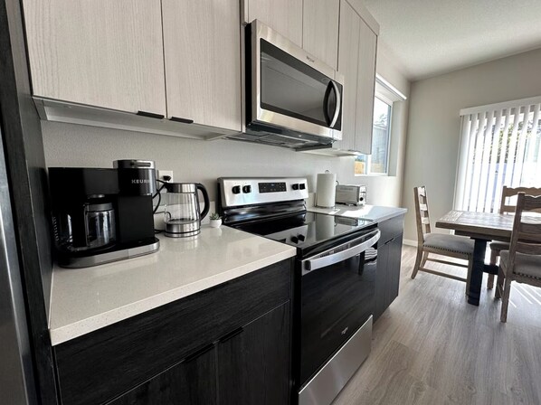 Private kitchen - Charming 3-bedroom house in peaceful Cathlamet by the Columbia River (Cathlamet)