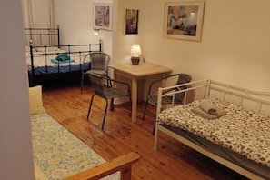 Tabla de planchar con plancha, wifi, ropa de cama
