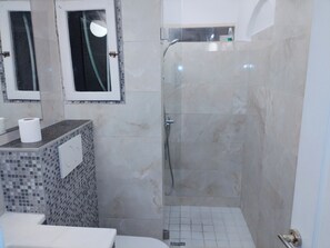 Dusche, Haartrockner, Handtücher