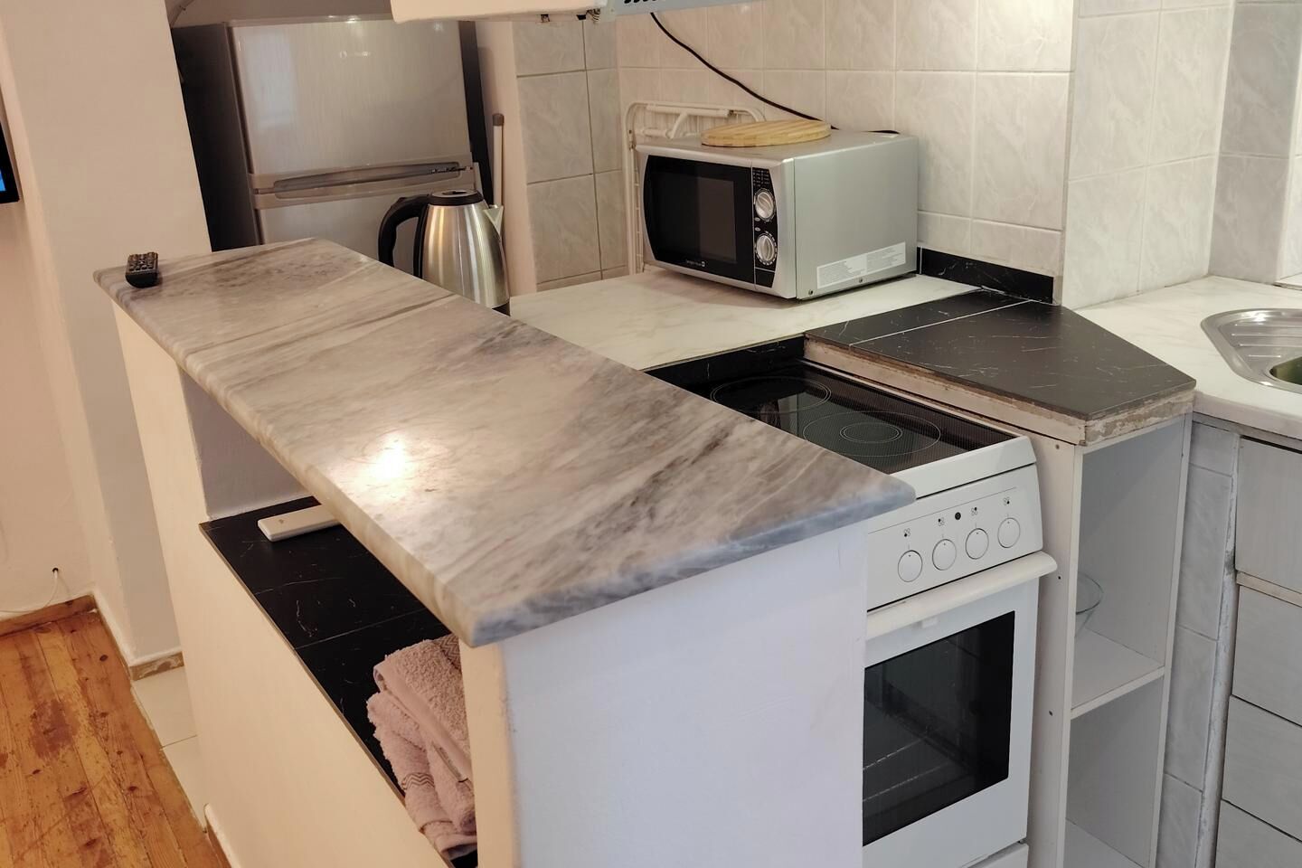 Refrigerador, microondas, horno y parrilla de estufa 