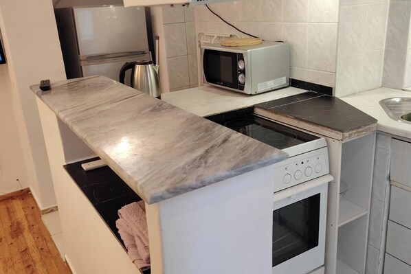 Een koelkast, een microgolfoven, een oven, een kookplaat