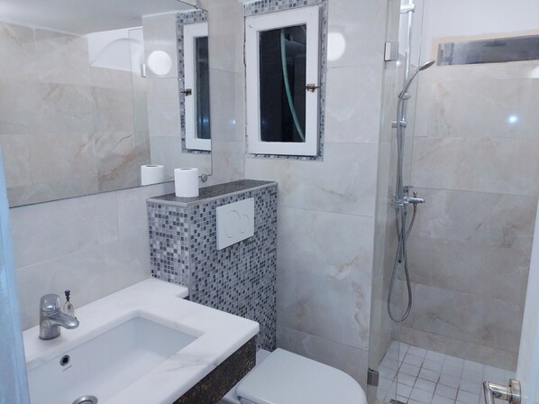 Dusche, Haartrockner, Handtücher