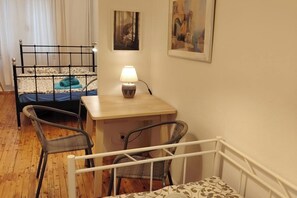 Een strijkplank/strijkijzer, wifi, beddengoed