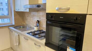 Een koelkast, een magnetron, een oven, een kookplaat