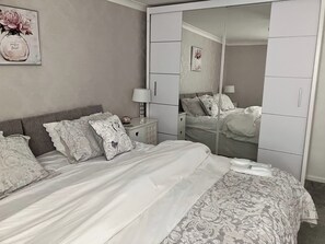 2 makuuhuonetta, silitysrauta/-lauta, Wi-Fi, vuodevaatteet