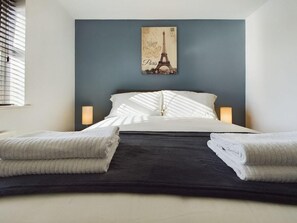 3 habitaciones, tabla de planchar con plancha, wifi y ropa de cama 