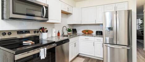 Frigorífic, microones, forn i placa de cuina