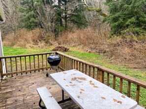 Outdoor dining - Cozy 3-Bedroom Retreat in Forks, WA – Your Tranquil Hideaway Awaits! (Forks)