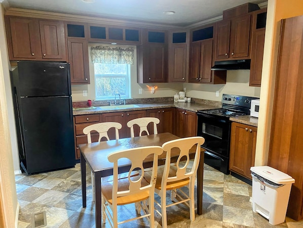 Private kitchen - Cozy 3-Bedroom Retreat in Forks, WA – Your Tranquil Hideaway Awaits! (Forks)