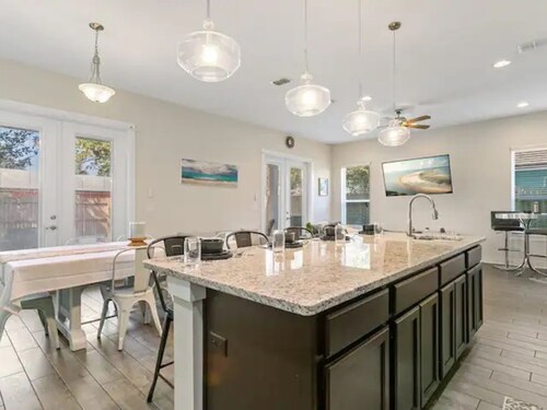 4BR, Hot Tub, Kid Friendly, Video Arcade, Jax Beach, Mayo Clinic, Fenced Yard
