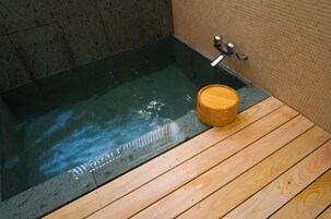 Habitación cuádruple Confort, no fumadores (Mokko ,Japanese-Western,indoor bath) | Baño | Zapatillas, bidé, toallas y papel higiénico