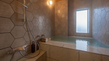 Habitación superior con 2 camas individuales, no fumadores (Tsubaki, Japanese-Western,indoor bath) | Baño | Zapatillas, bidé, toallas y papel higiénico