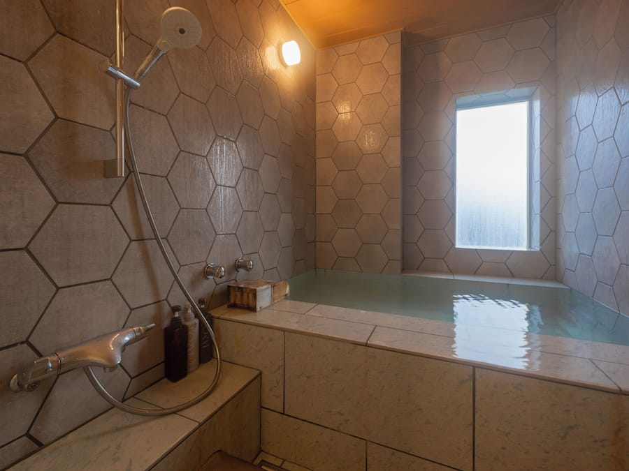 Superior Twin kamer, niet-roken (Tsubaki, Japanese-Western,indoor bath) | Badkamer | Pantoffels, een bidet, handdoeken, toiletpapier
