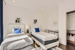 7 bedrooms, iron/ironing board, WiFi, bed sheets - Downtown Gulch 7BR Luxury Home • Walkable (Nashville)