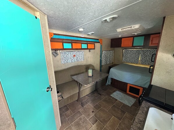 1 bedroom, WiFi, bed sheets - Tiny travel trailer with enough room to relax after hitting the nearby springs. (Old Town)