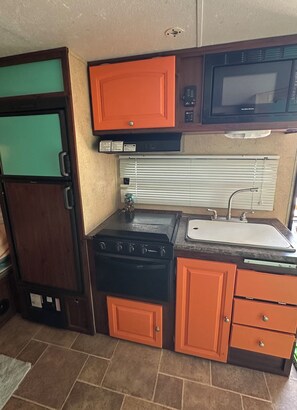 Fridge, microwave, oven, stovetop - Tiny travel trailer with enough room to relax after hitting the nearby springs. (Old Town)