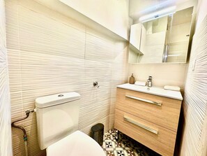 Douche, sèche-cheveux, serviettes fournies
