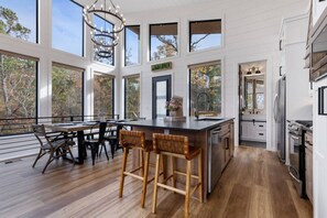 Dining - Rise & Shine · Relaxation + Hot Tub | Pool Table | Scenic Views (Broken Bow)