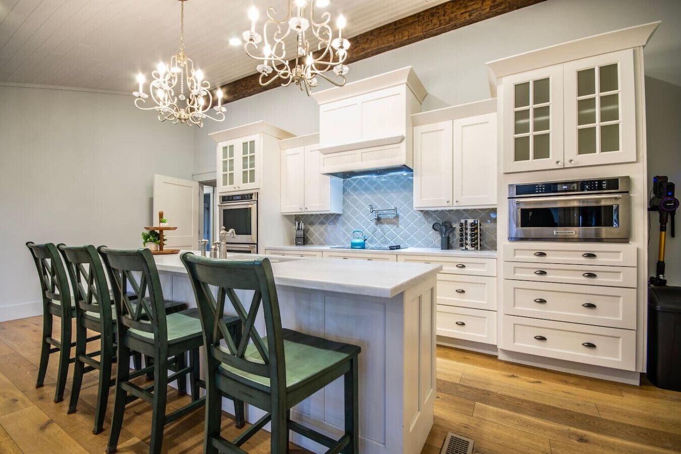 Jääkaappi, mikroaaltouuni, uuni, liesi