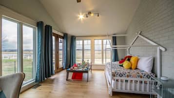 4 bedrooms, desk, iron/ironing board, free WiFi