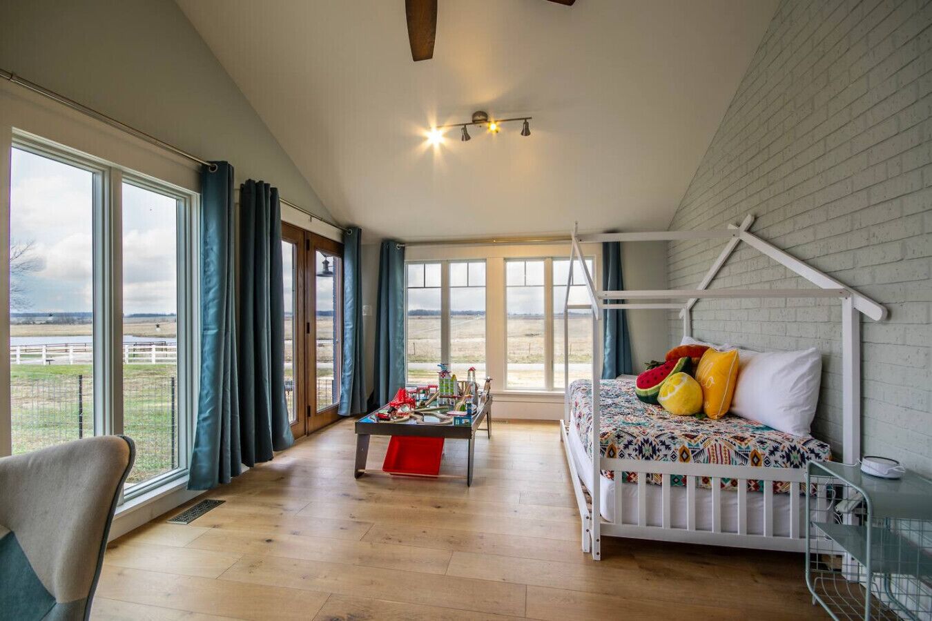 4 bedrooms, desk, iron/ironing board, free WiFi