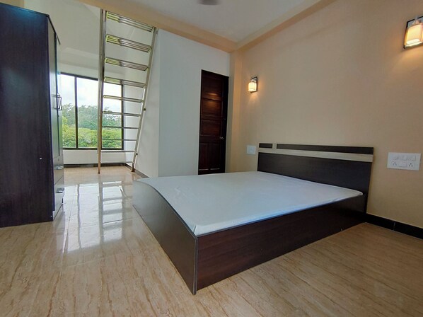 Familierom, utsikt mot innsjø | Wi-fi (inkludert) og sengetøy