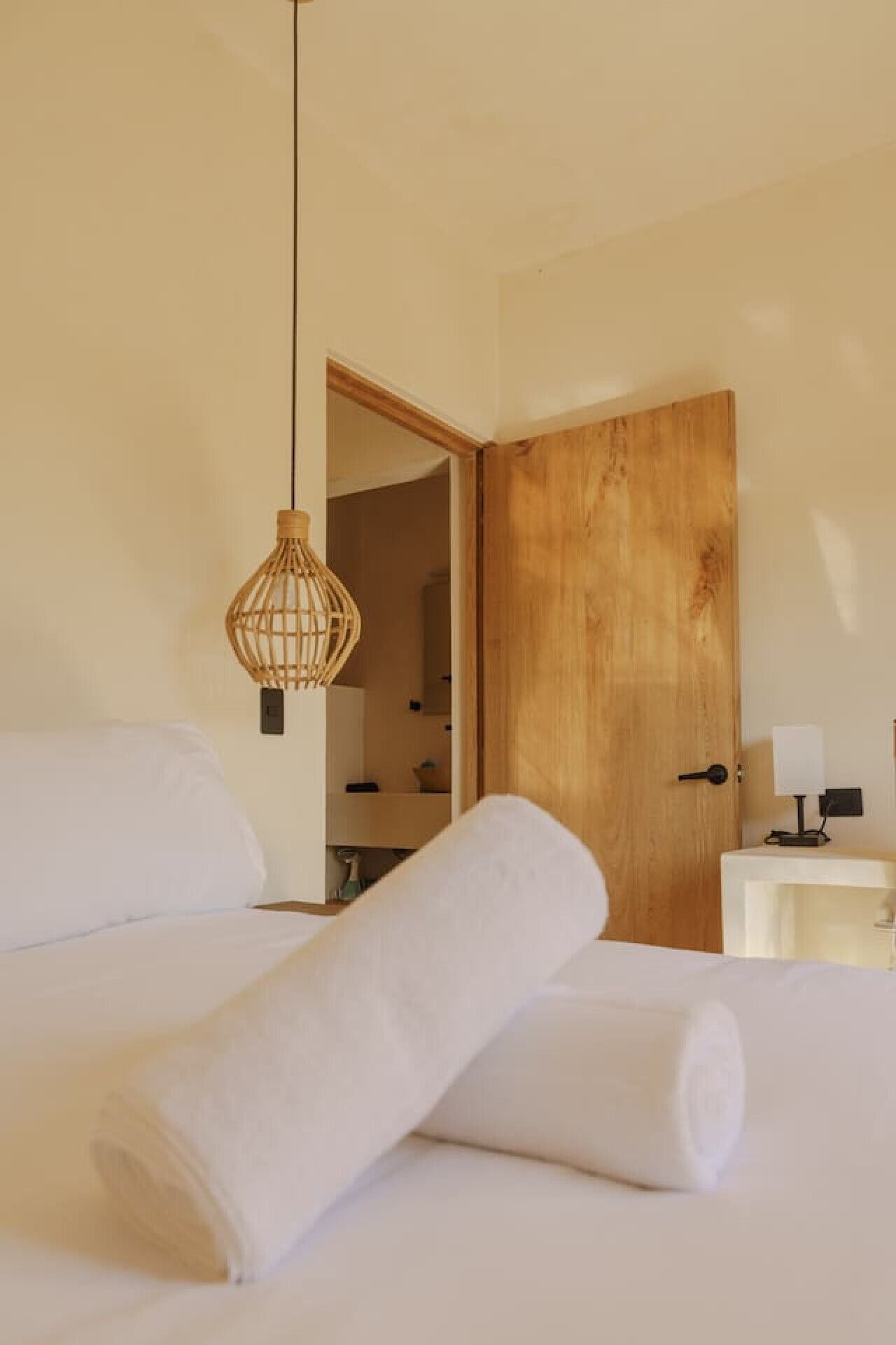 2 bedrooms, desk, WiFi