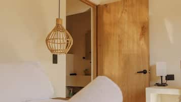 2 bedrooms, desk, WiFi