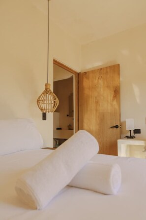 2 bedrooms, desk, WiFi