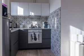 Een koelkast, een microgolfoven, een oven, een kookplaat