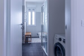 Shower, hair dryer, bidet, towels