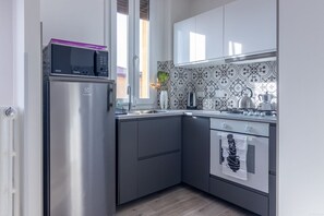 Geladeira, micro-ondas, fogão, cooktop