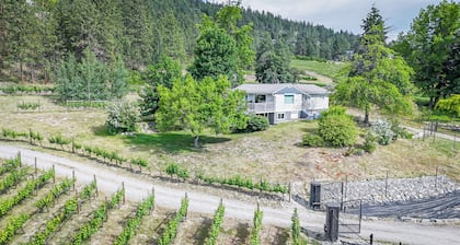 Naramata Countryside Cottage with View