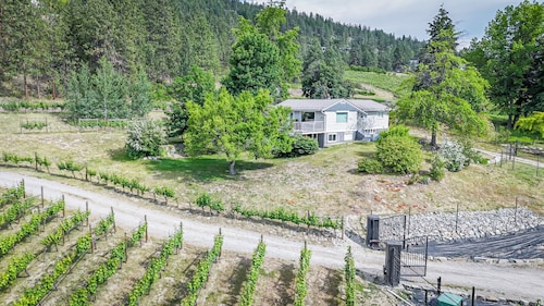 Naramata Countryside Cottage with View