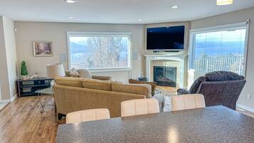 TV, fireplace