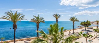 House in front of the sea with pool 170m beach