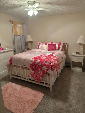 3 bedrooms, iron/ironing board, WiFi, bed sheets