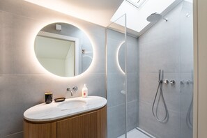 Dusche, Haartrockner, Handtücher