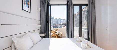 3 bedrooms, desk, iron/ironing board, Internet