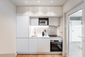 Kühlschrank, Mikrowelle, Ofen, Geschirrspüler