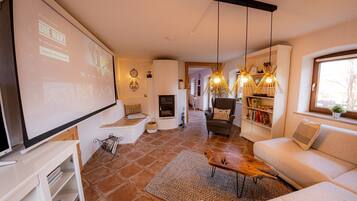 TV, fireplace
