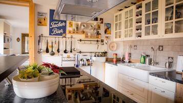 Køleskab, mikrobølgeovn, ovn, kogeplade