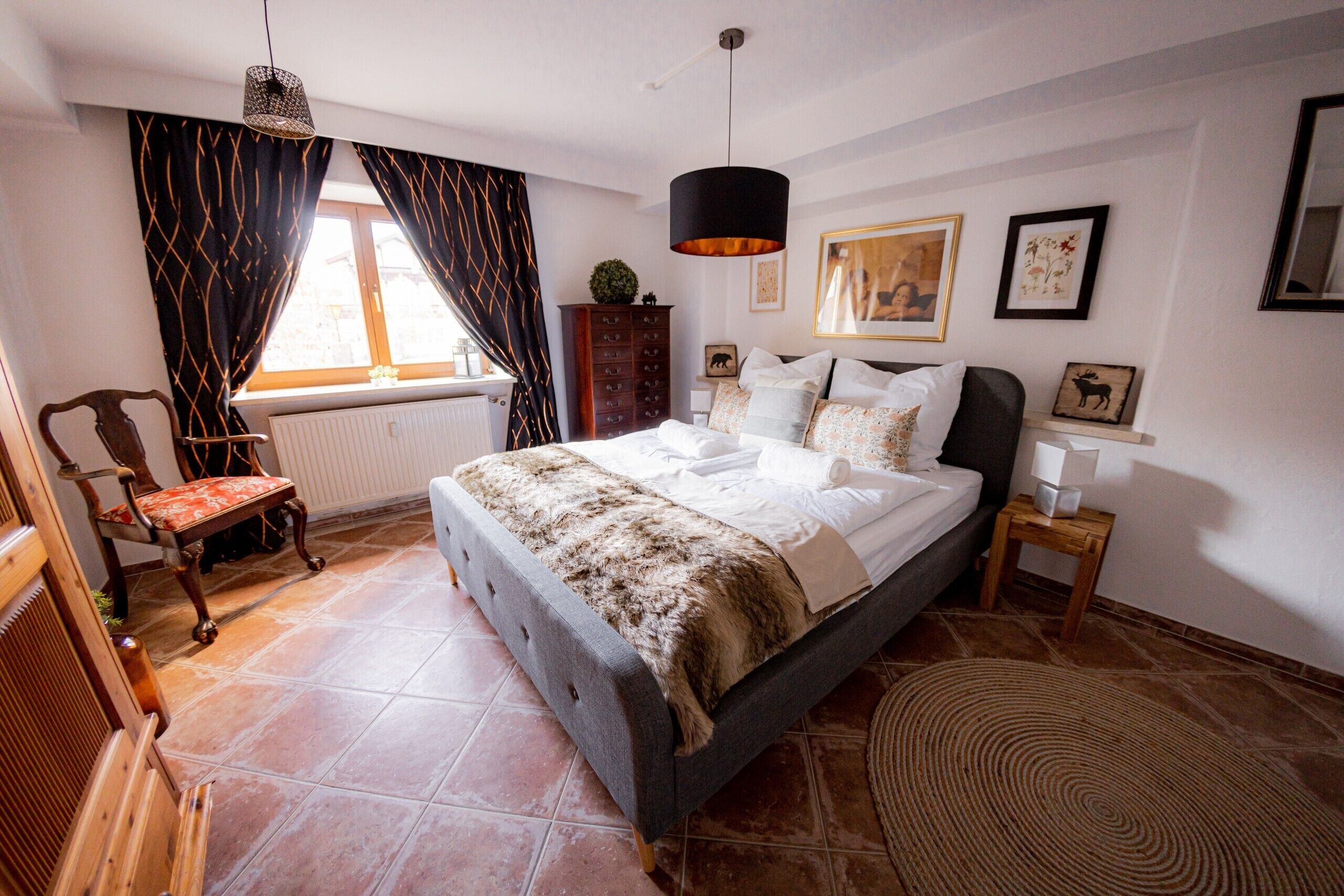 3 slaapkamers, een strijkplank/strijkijzer, gratis wifi, beddengoed