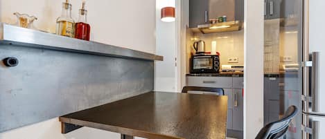 Réfrigérateur, four à micro-ondes, un four, surface de cuisson