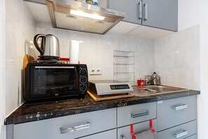 Kjøleskap, mikrobølgeovn, ovn og kokeplater