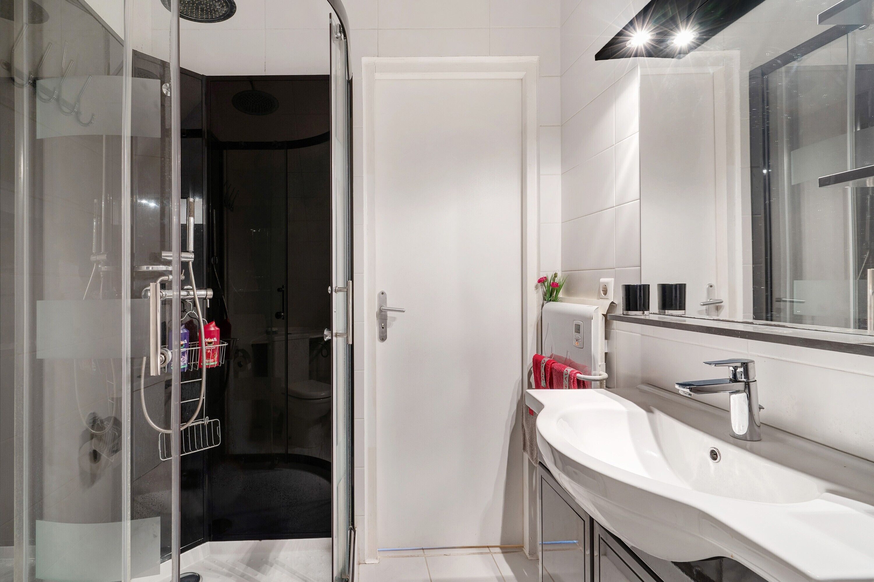 Dusche, kostenlose Toilettenartikel, Haartrockner, Handtücher