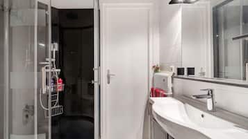 Dusche, kostenlose Toilettenartikel, Haartrockner, Handtücher