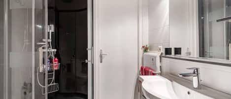 Bruser, gratis toiletartikler, hårtørrer, håndklæder